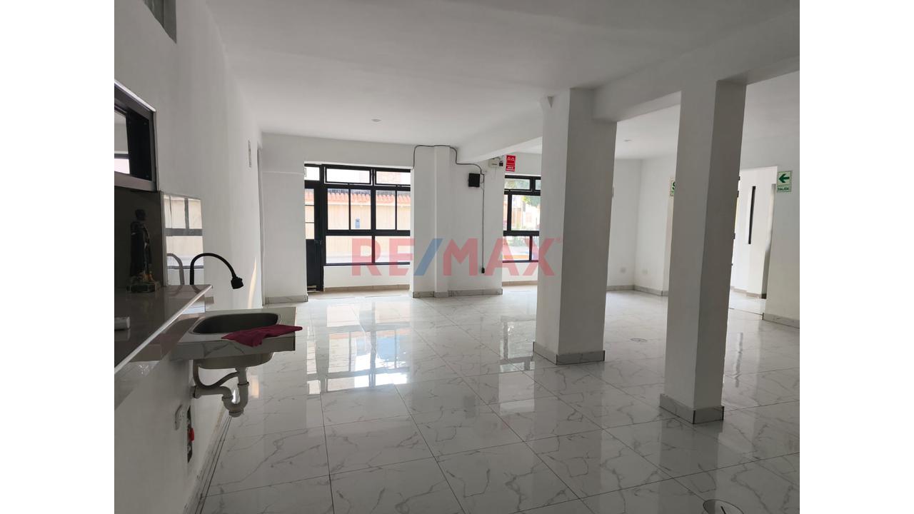 Moderno Local Comercial En Urb. Angamos - 6
