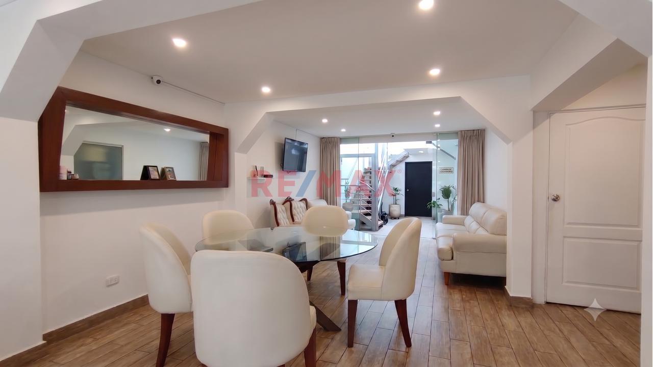 Venta De Amplia Casa Remodelada En Urb. San Antonio – Bellavista — foto 2