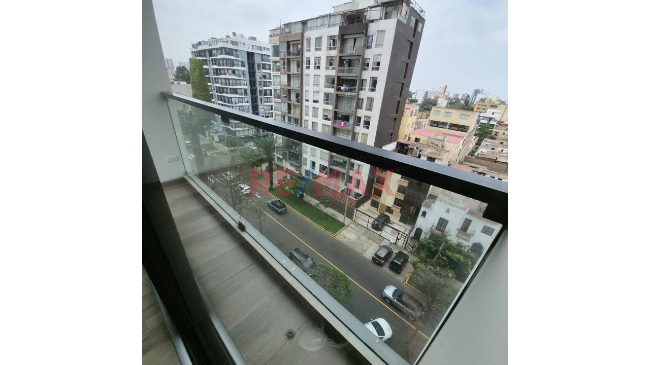 Alquiler De Exclusivo Departamento Con Estacionamiento – Jesús María — foto 2