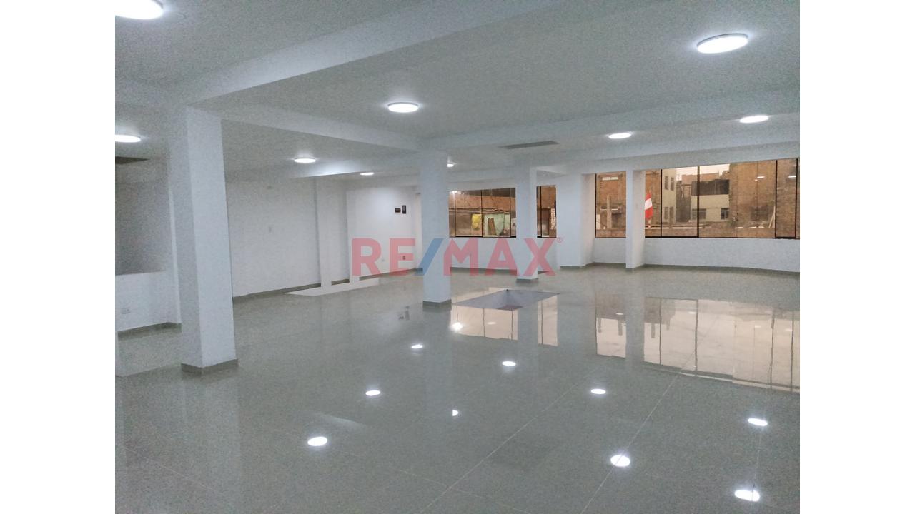 Alquiler De Local Comercial  En Smp. - Alt. 18 Av Peru. - 11