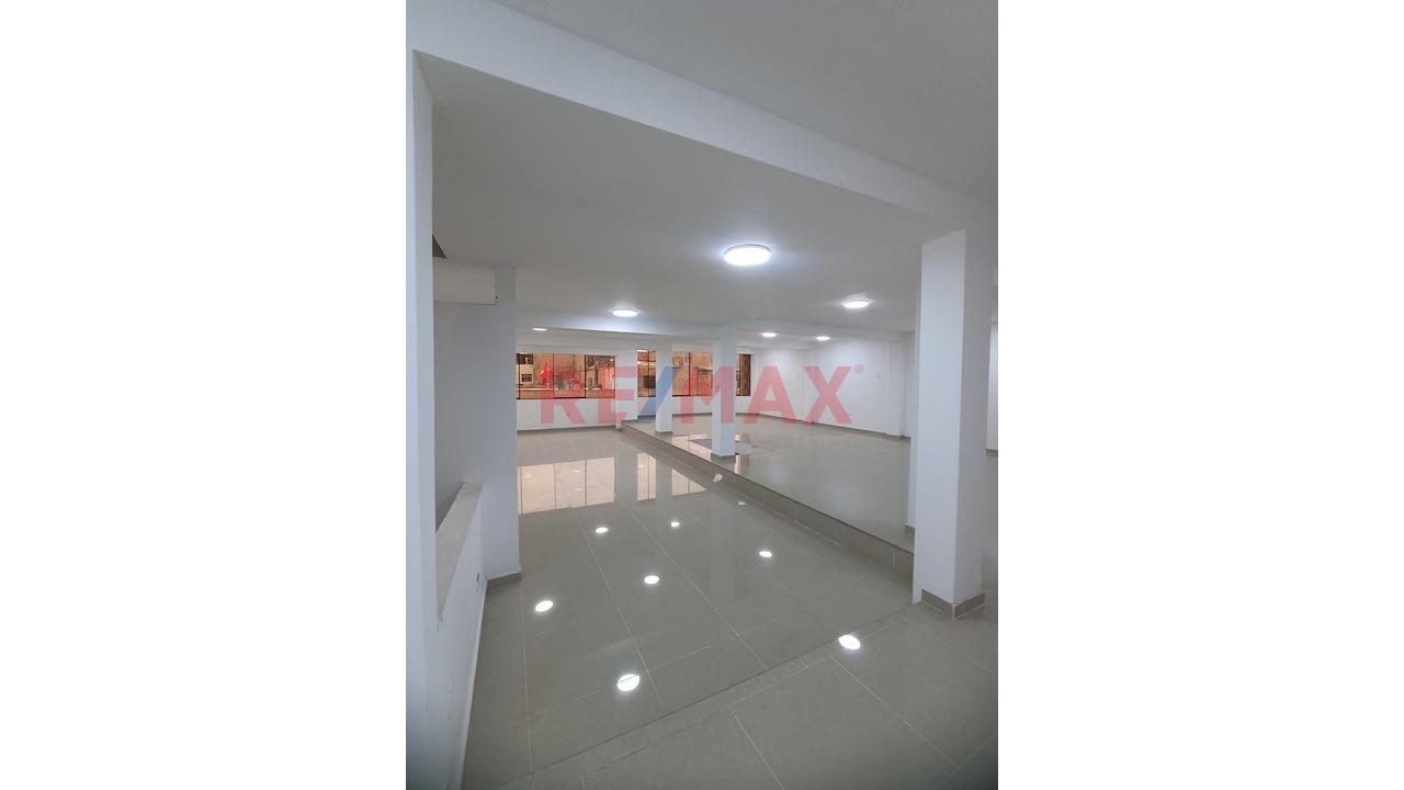 Alquiler De Local Comercial  En Smp. - Alt. 18 Av Peru. - 10
