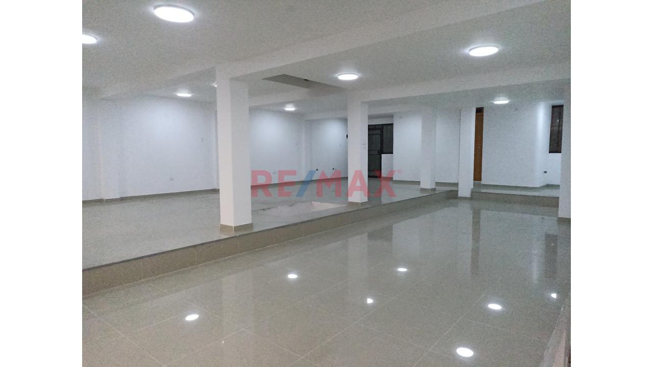 Alquiler De Local Comercial  En Smp. - Alt. 18 Av Peru. - 12