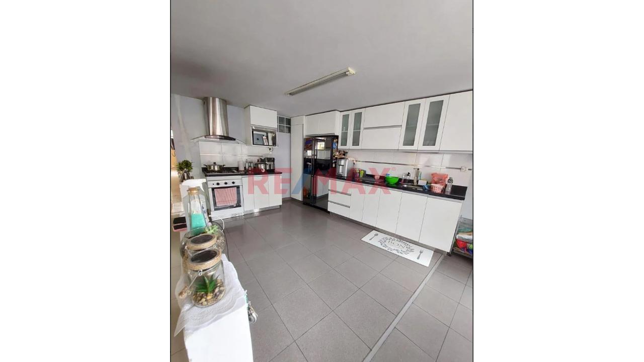 Oportunidad Única: Casa Multifamiliar O Comercial En Esquina (Frente A La Uni) — foto 7