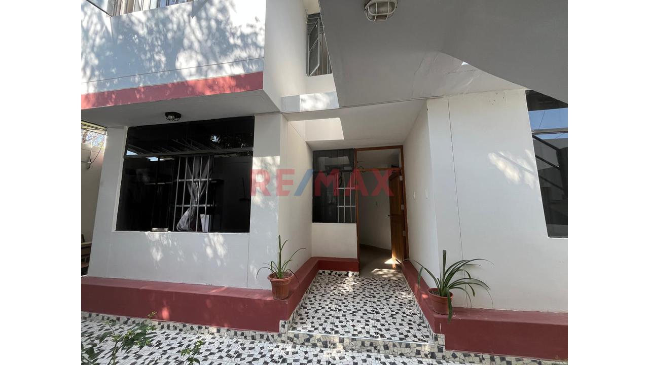 Venta De Amplia Casa En Urb Lourdes - 4