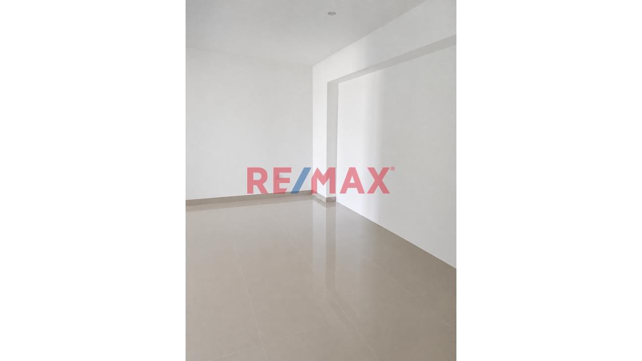 Alquiler De Amplio Local Comercial /Industrial De Estreno – 240 M² - 4