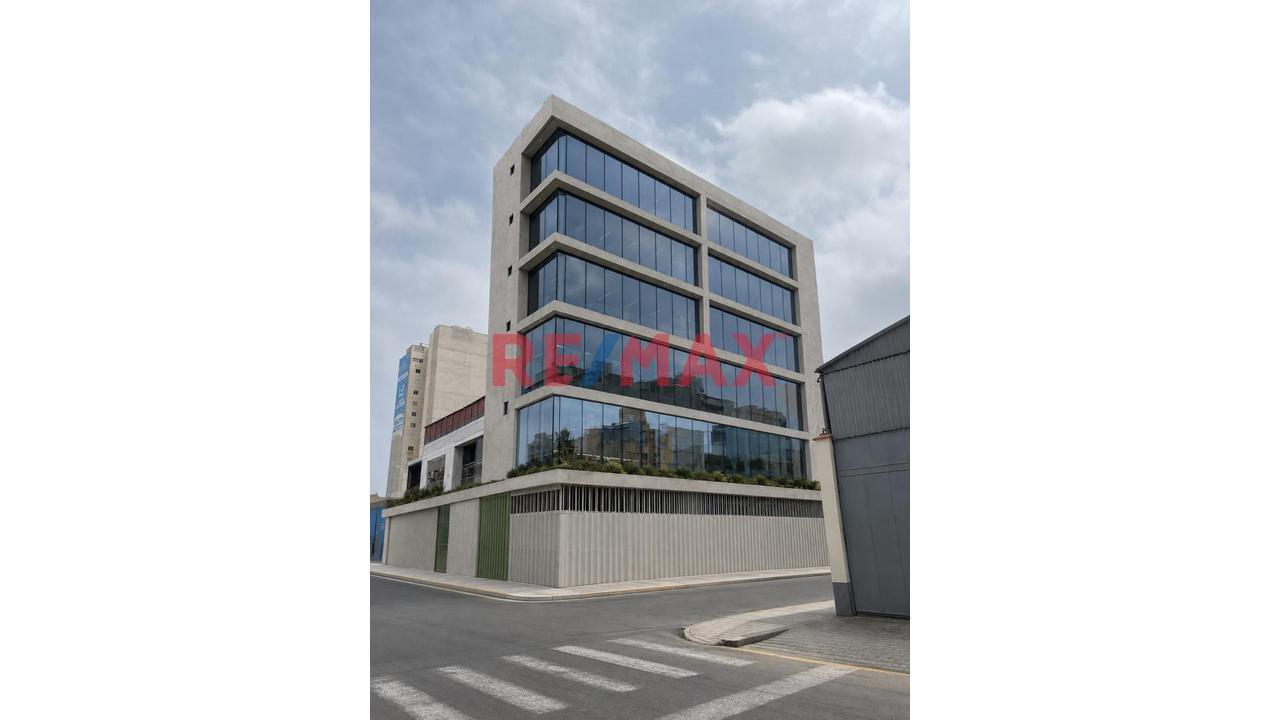 Alquiler De Amplio Local Comercial /Industrial De Estreno – 240 M² - 7
