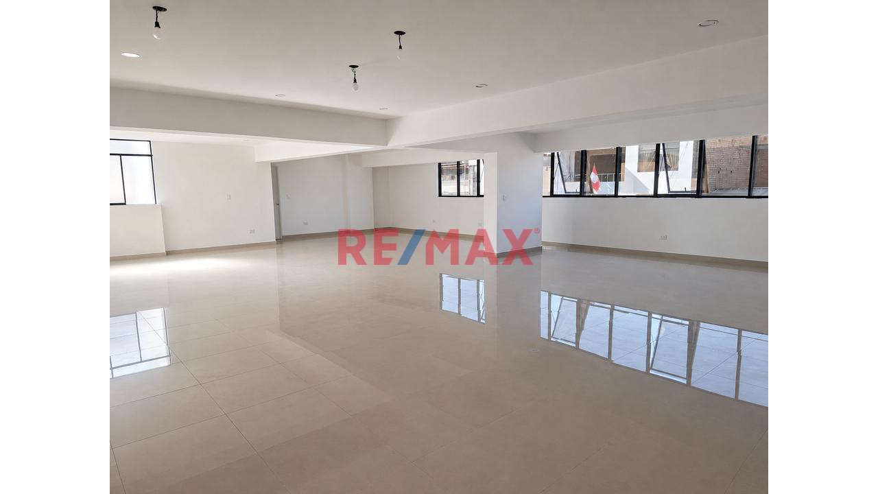 Alquiler De Amplio Local Comercial /Industrial De Estreno – 240 M² - 6