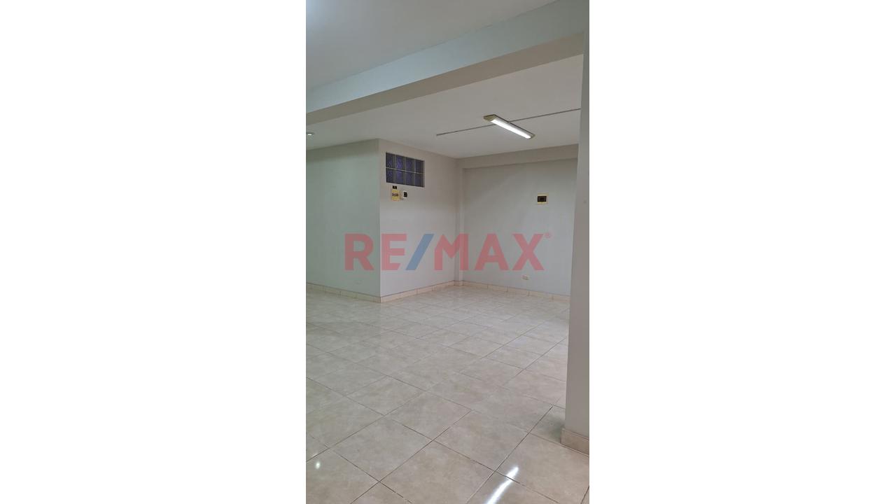 Se Alquila 2 Piso 140 M2 Para Negocio Y Vivienda Super Espacioso Con Manparas Grandes Y Muy Iluminadas..!!! — foto 4