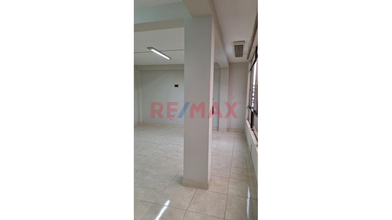 Se Alquila 2 Piso 140 M2 Para Negocio Y Vivienda Super Espacioso Con Manparas Grandes Y Muy Iluminadas..!!! — foto 2