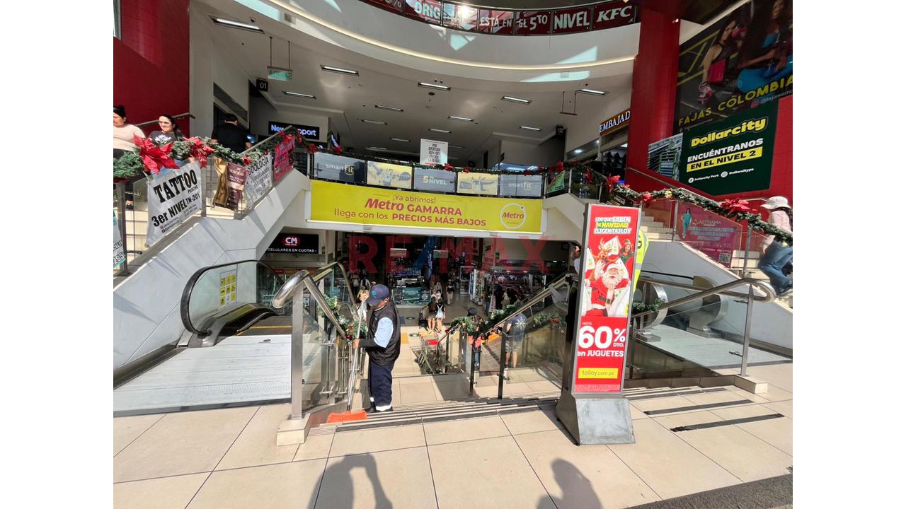 Oportunidad De Negocio!!! Se Vende Tienda En El 1Er Nivel Del Gran C.C. Gama De Gamarra — foto 4