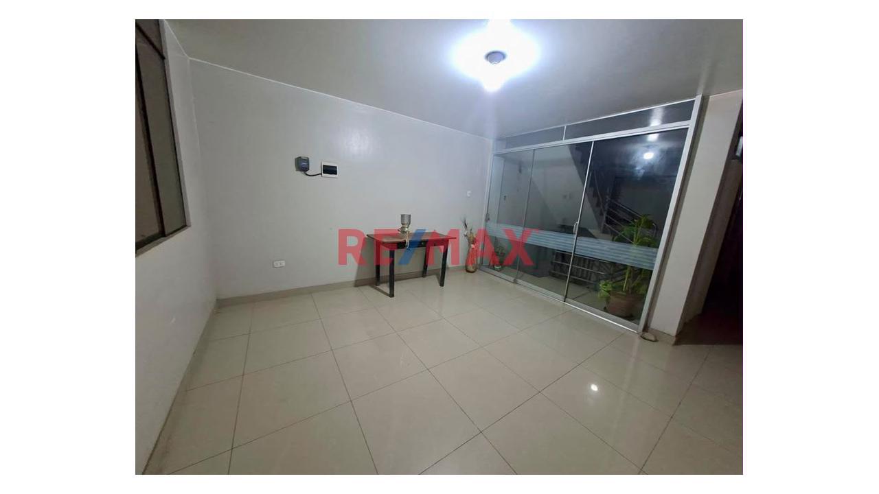 Amplio Departamento En Alquiler – 140 M² ¡Vive Frente Al Parque En San Martín De Porres!