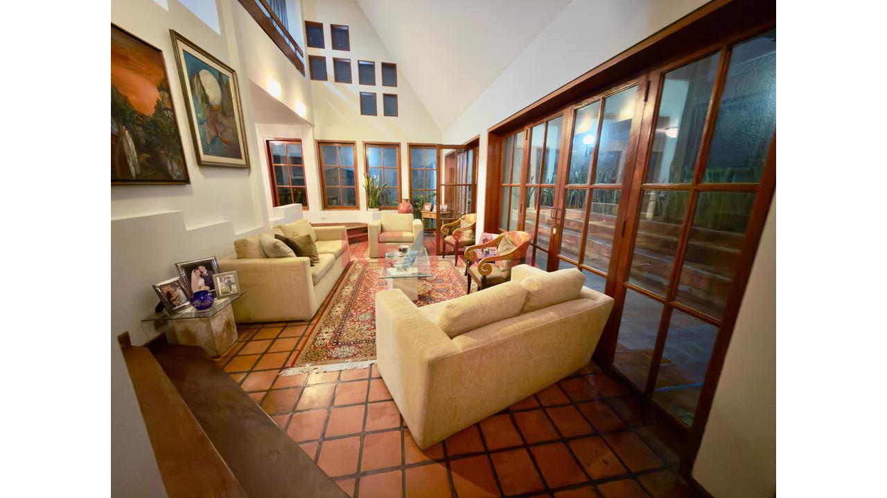 Casa En Venta En Valle Hermoso – Santiago De Surco | 300 M² De Terreno | Exclusiva, Amplia Y Lista Para Vivir. - 2