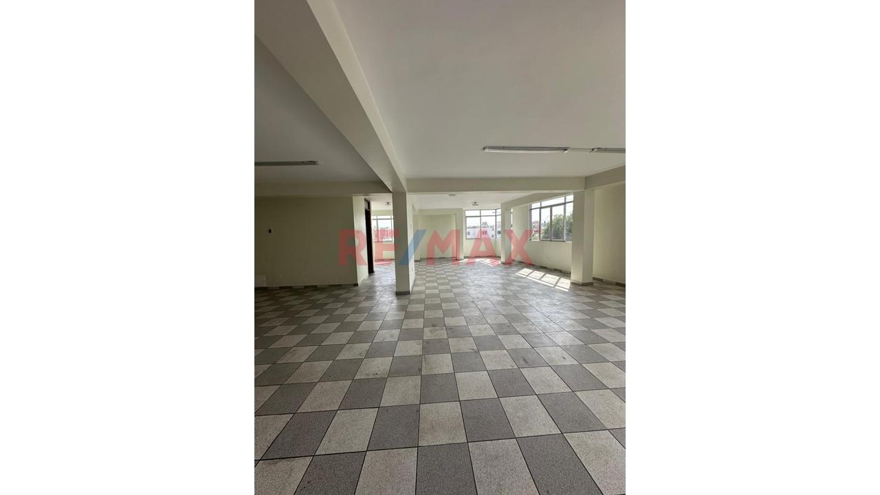 Local Amplio Y Abierto 90 M2 Los Olivos - 12