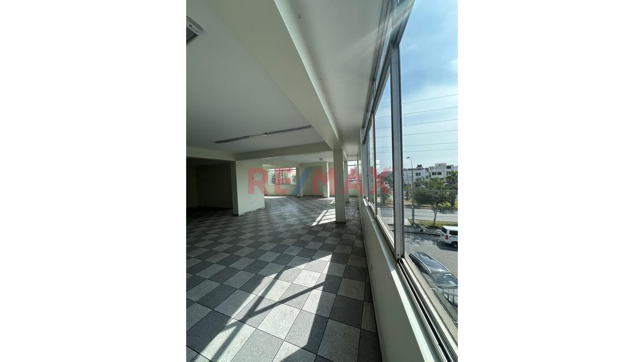 Local Amplio Y Abierto 90 M2 Los Olivos - 21