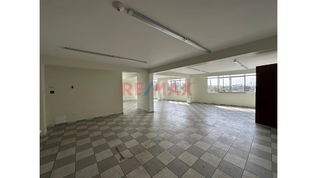 Local Amplio Y Abierto 90 M2 Los Olivos - 20