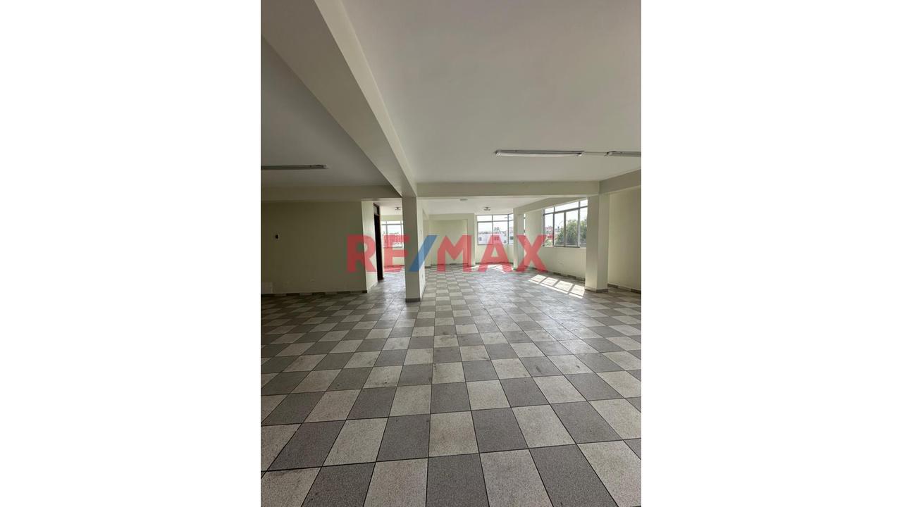Local Amplio Y Abierto 90 M2 Los Olivos - 1