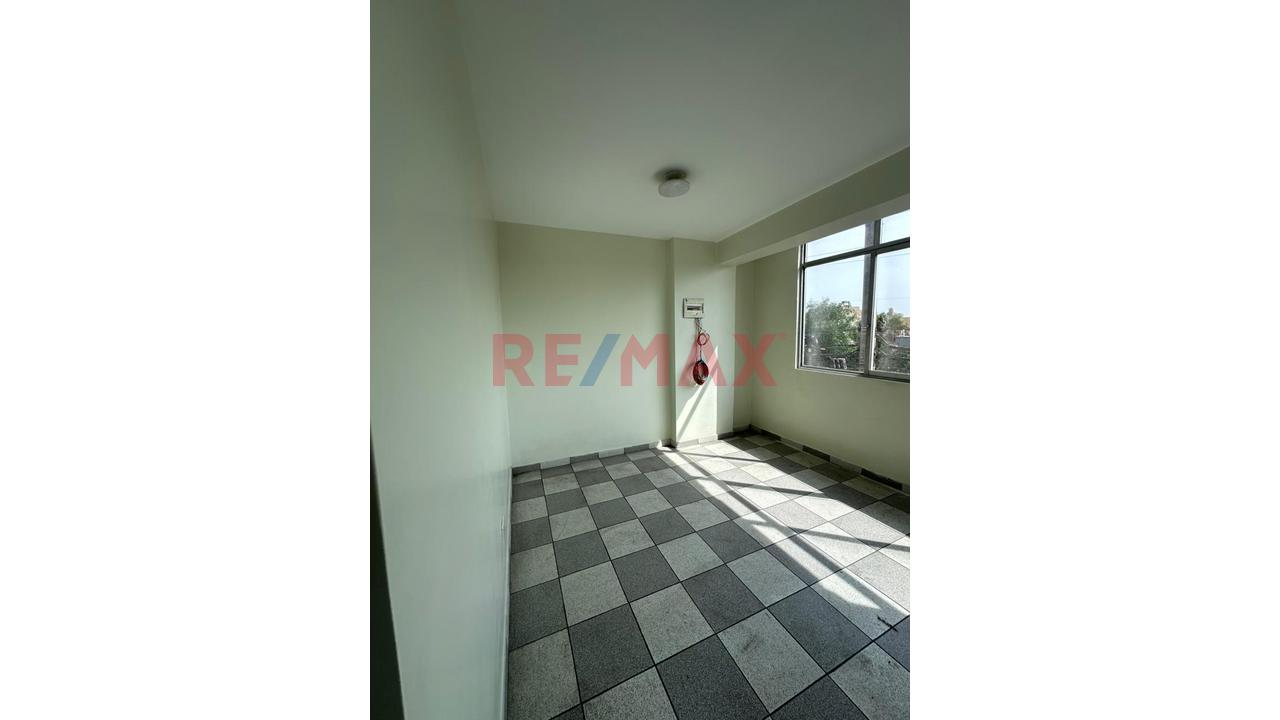 Local Amplio Y Abierto 90 M2 Los Olivos - 16
