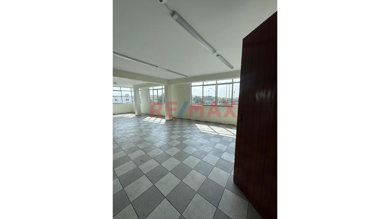 Local Amplio Y Abierto 90 M2 Los Olivos - 10