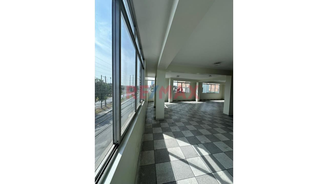 Local Amplio Y Abierto 90 M2 Los Olivos - 4