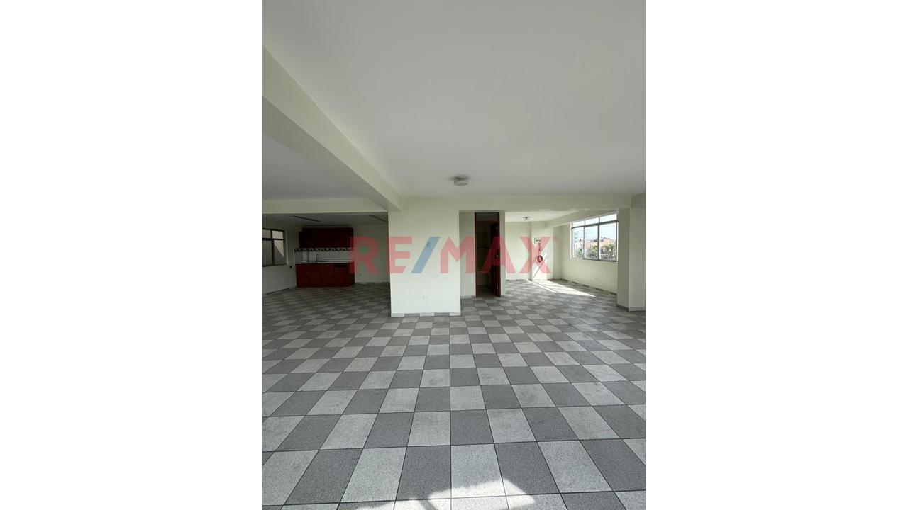 Local Amplio Y Abierto 90 M2 Los Olivos - 9