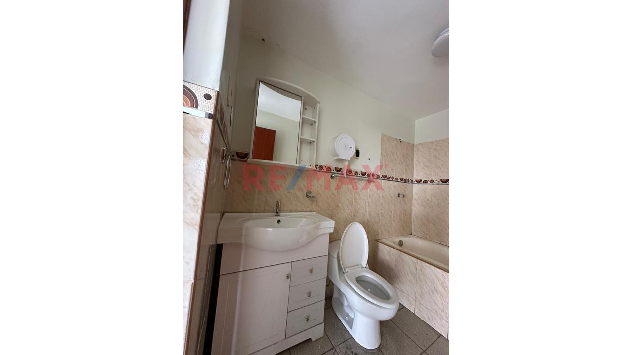 Local Amplio Y Abierto 90 M2 Los Olivos - 2