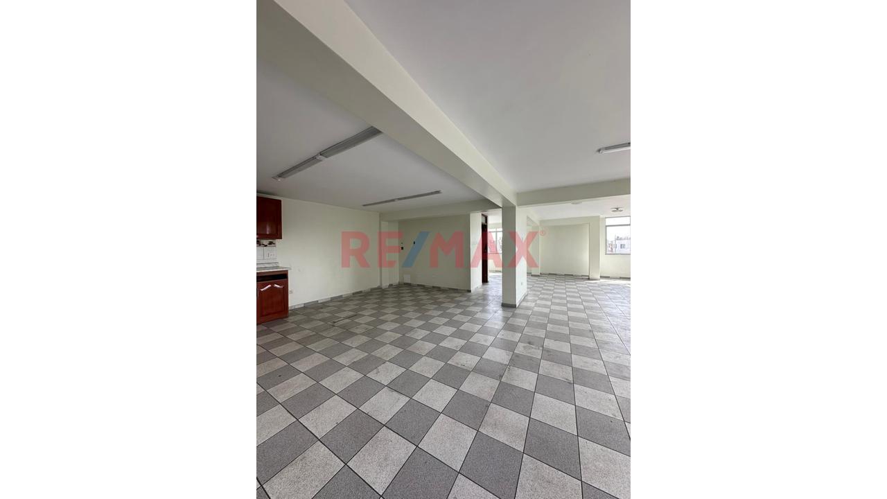Local Amplio Y Abierto 90 M2 Los Olivos - 19