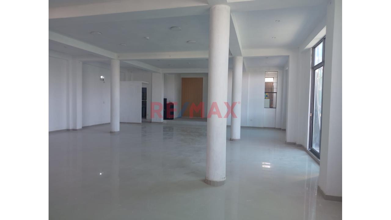 ¡Amplio Local Comercial En Alquiler En Cerro Colorado ! - 2