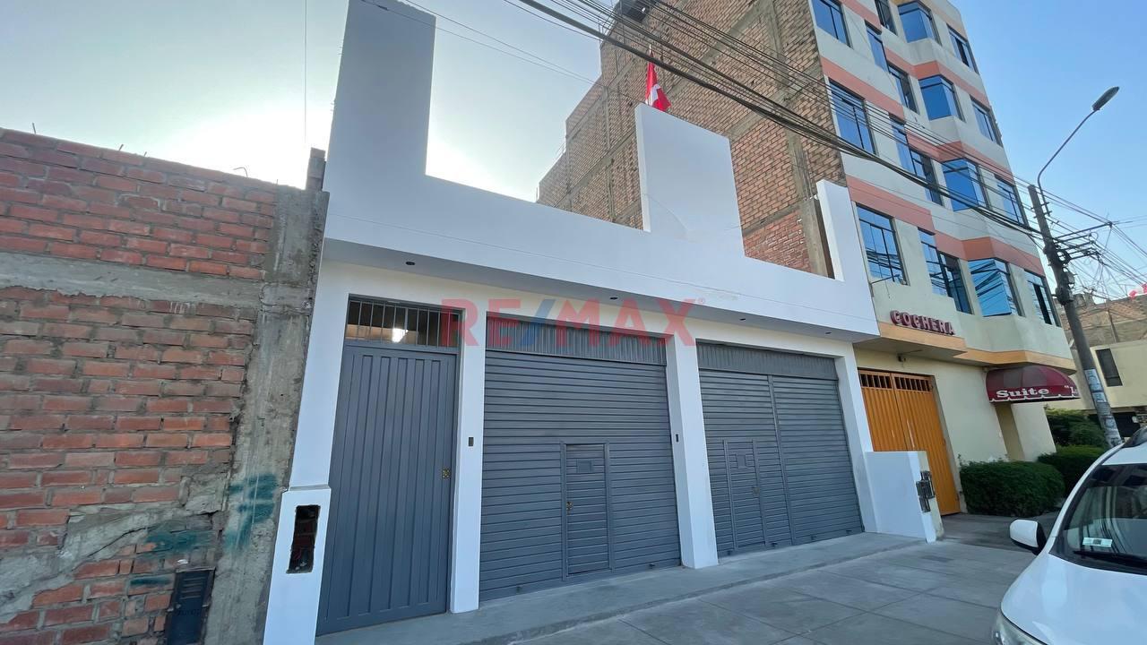 🏢 Alquiler De Amplio Local Comercial De 180 M² En Comas 🏢