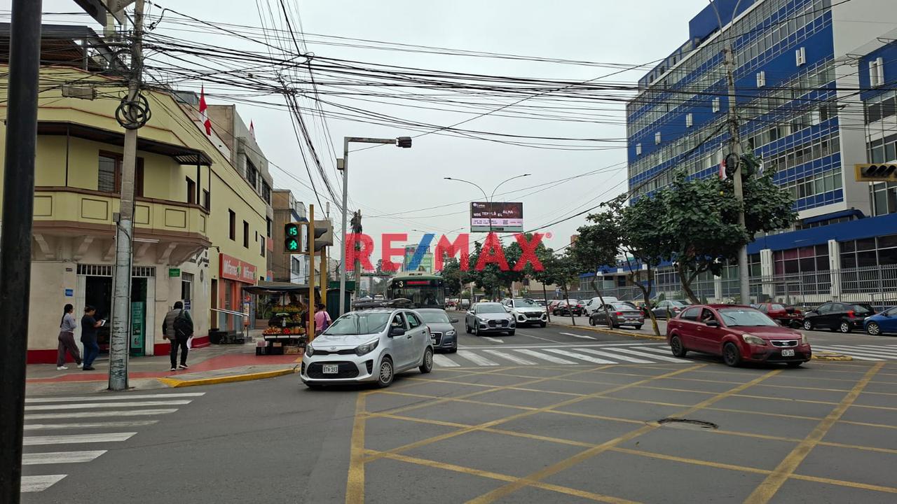 Atencion Inversores Terreno 600 M2 Comercial 7 Pisos Permitidos Zona Potencial En Av. Petit Thouards - San Isidro - 1