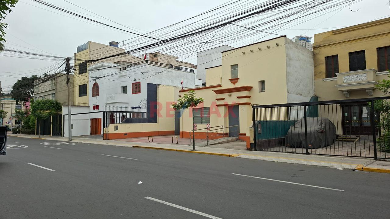 Atencion Inversores Terreno 600 M2 Comercial 7 Pisos Permitidos Zona Potencial En Av. Petit Thouards - San Isidro - 2
