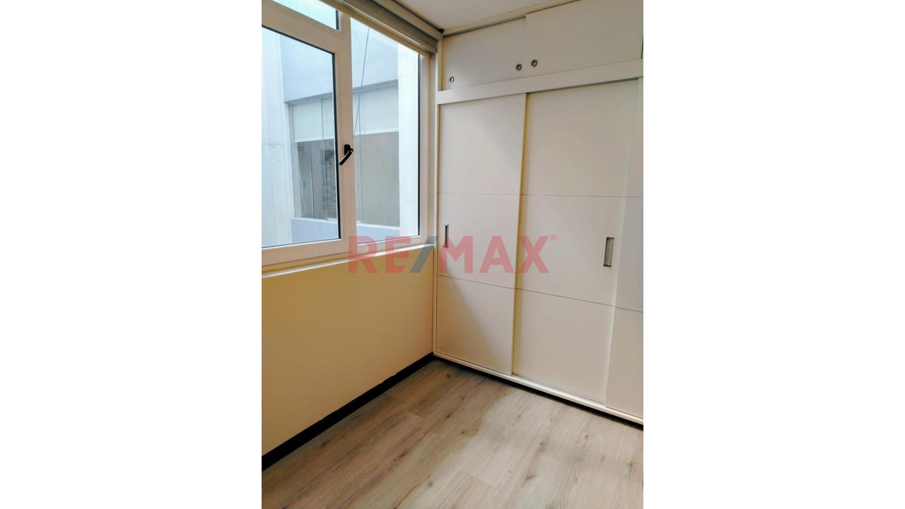 Alquiler De Amplio Departamento Con Cochera En Urb Casa Campo — foto 14