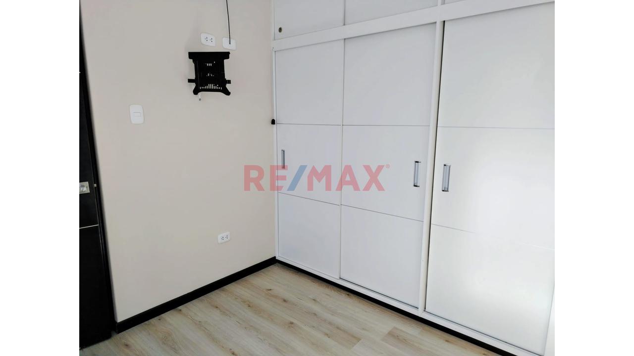 Alquiler De Amplio Departamento Con Cochera En Urb Casa Campo — foto 8