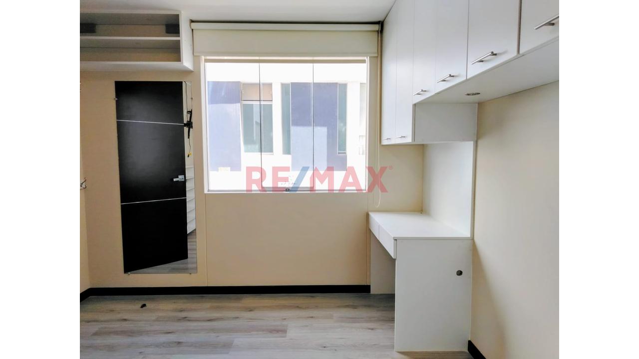 Alquiler De Amplio Departamento Con Cochera En Urb Casa Campo - 16
