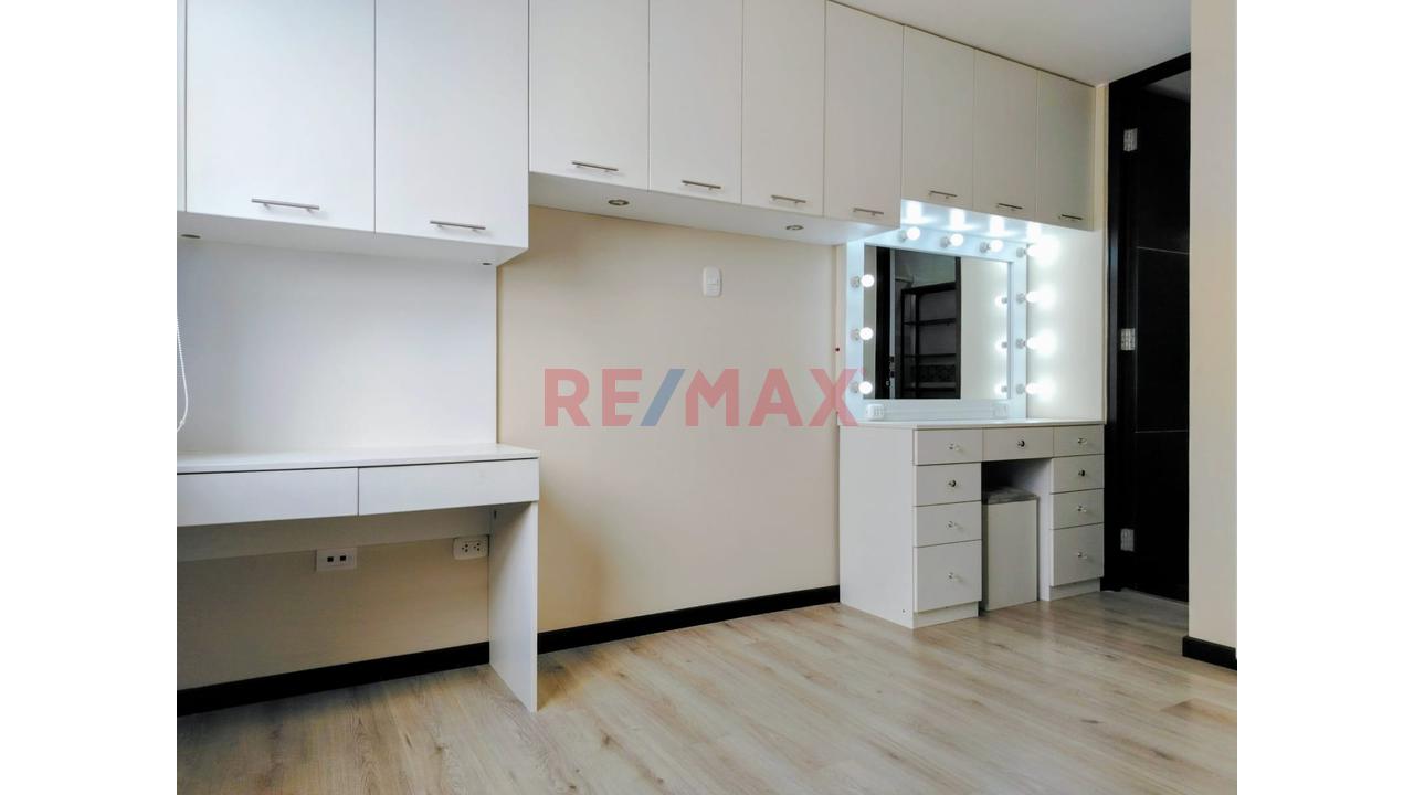 Alquiler De Amplio Departamento Con Cochera En Urb Casa Campo — foto 13