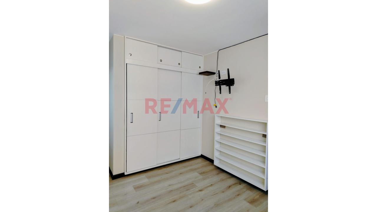 Alquiler De Amplio Departamento Con Cochera En Urb Casa Campo — foto 9