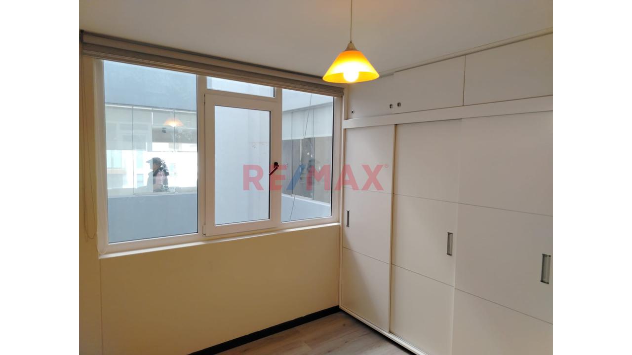 Alquiler De Amplio Departamento Con Cochera En Urb Casa Campo — foto 2