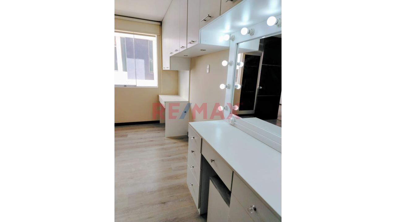 Alquiler De Amplio Departamento Con Cochera En Urb Casa Campo — foto 12