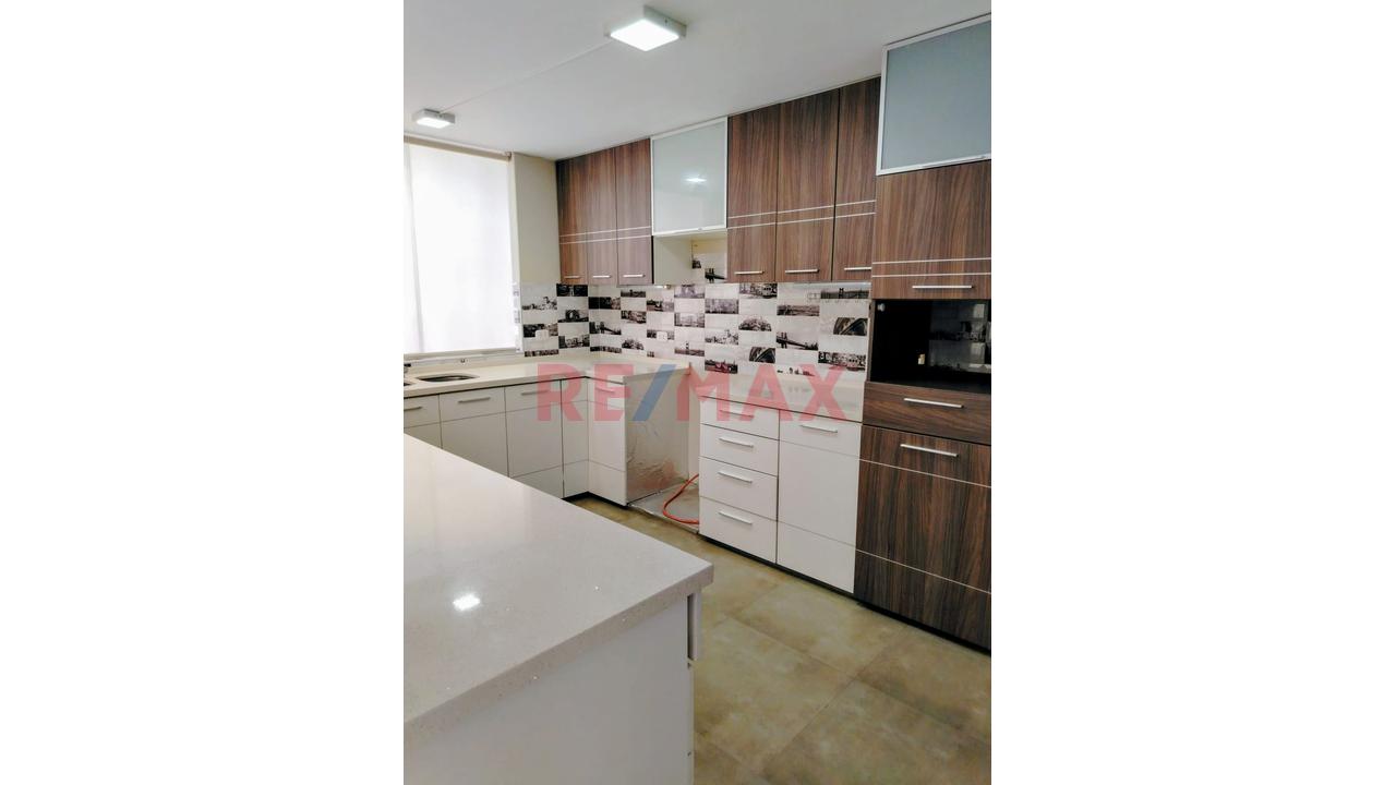 Alquiler De Amplio Departamento Con Cochera En Urb Casa Campo — foto 3