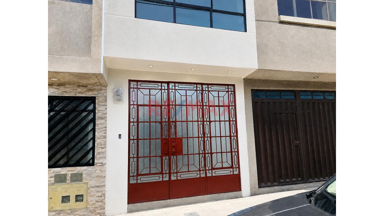 🚗 Cochera Techada De 22.60 M² Frente A Parque En Los Olivos | S/ 300