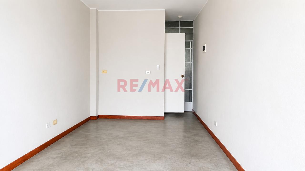 🚗 Cochera Techada De 22.60 M² Frente A Parque En Los Olivos | S/ 300 — foto 2