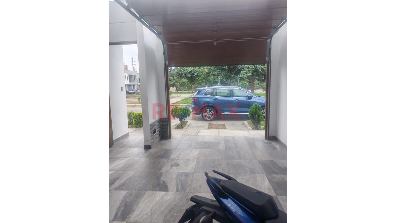 Vendo Moderna Casa 3 Pisos En Huaral | Frente A Parque - 15