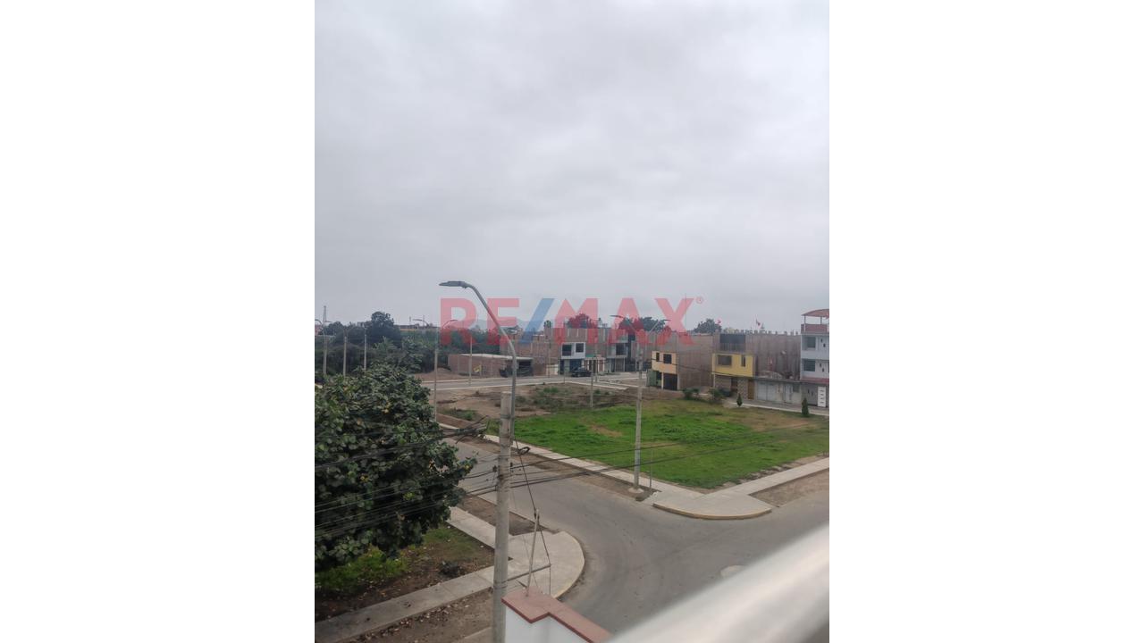 Vendo Moderna Casa 3 Pisos En Huaral | Frente A Parque - 18