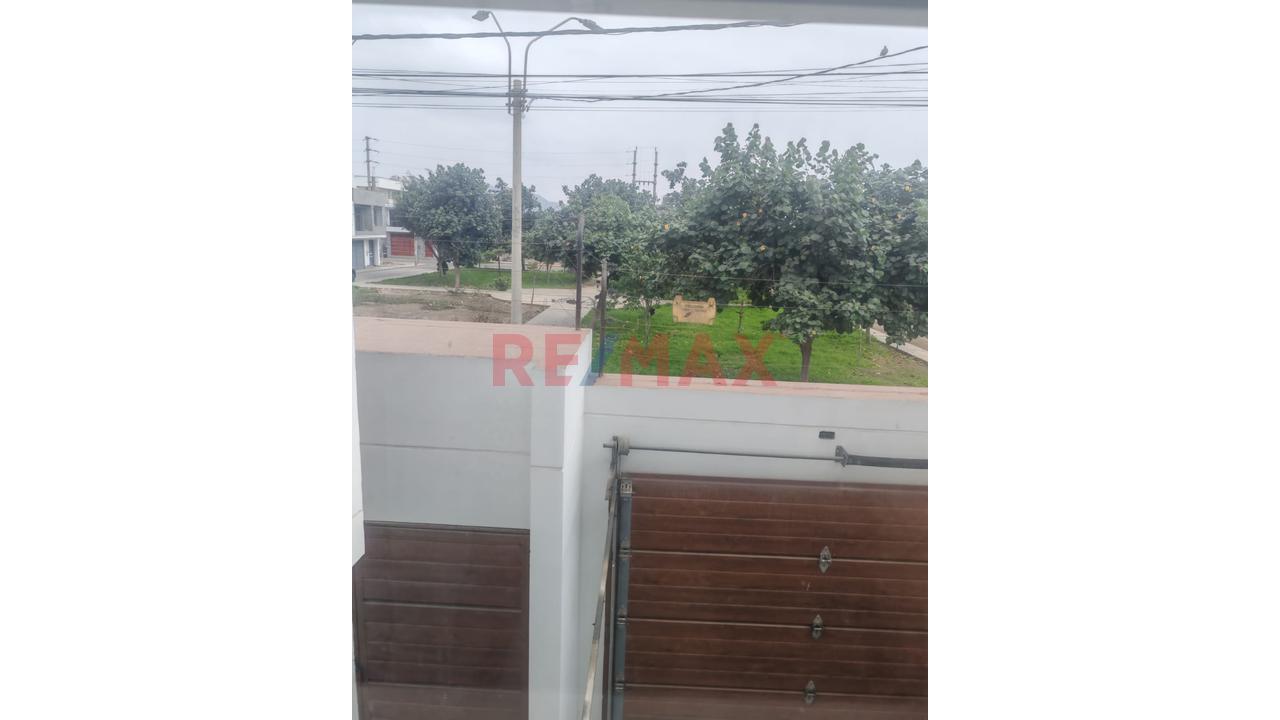Vendo Moderna Casa 3 Pisos En Huaral | Frente A Parque - 17