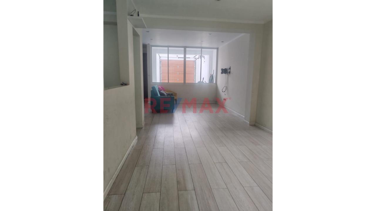 Vendo Moderna Casa 3 Pisos En Huaral | Frente A Parque - 2