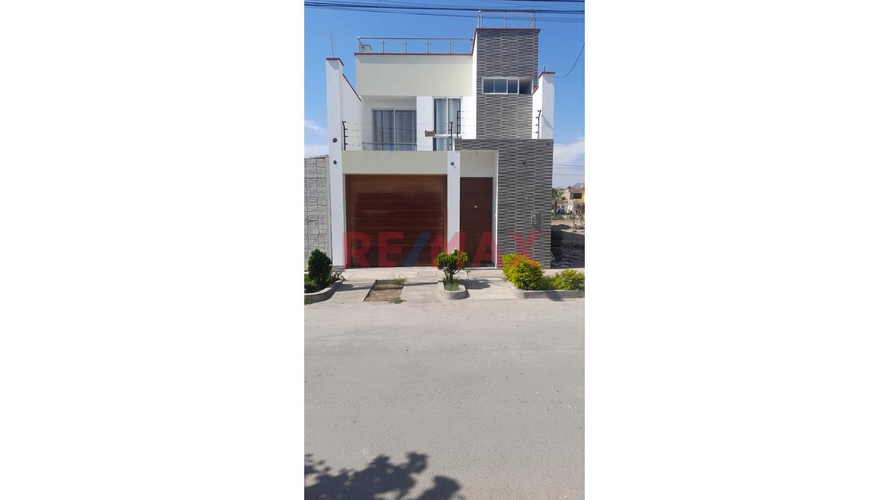Vendo Moderna Casa 3 Pisos En Huaral | Frente A Parque
