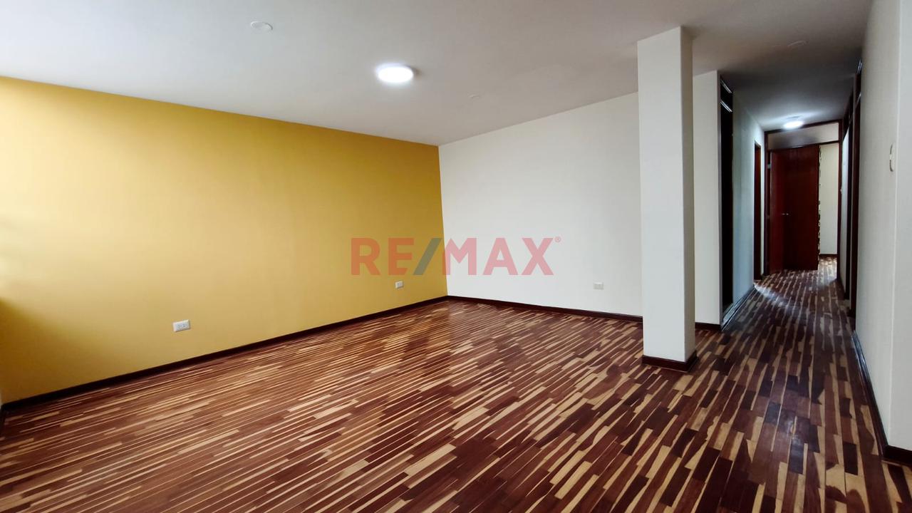 Estratégica Casa En Esquina De 302 M² En Santa Patricia: Amplia Residencia - 2