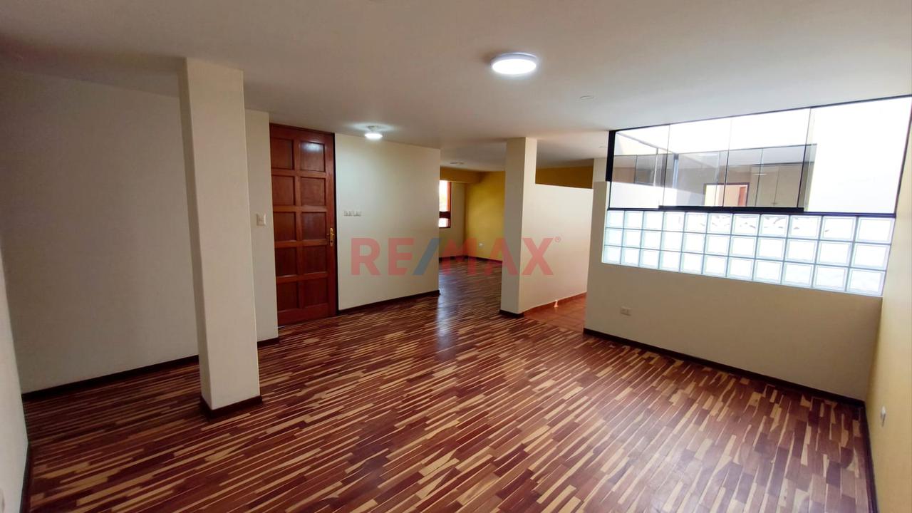 Estratégica Casa En Esquina De 302 M² En Santa Patricia: Amplia Residencia - 1