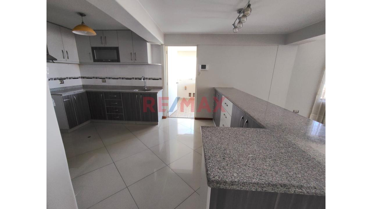 Se Vende Amplio Y Hermoso Departamento En Cerro Colorado — foto 5