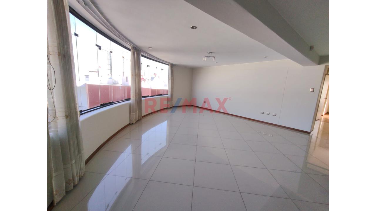 Se Vende Amplio Y Hermoso Departamento En Cerro Colorado — foto 3