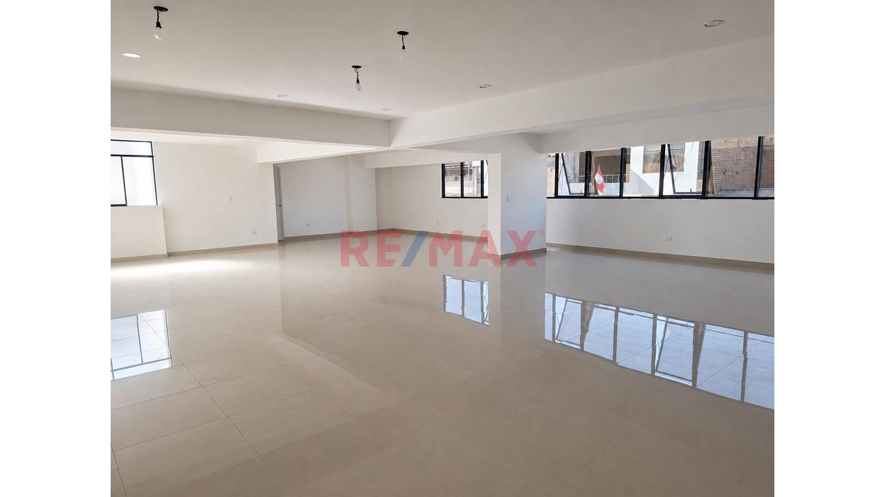 Alquiler Amplio Local Comercial / Industrial En Edificio De Estreno - 2